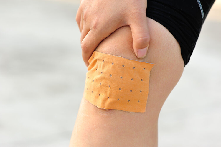 老年人膝关节疼痛，是坚持运动好，还是彻底静养好？医生：都不对