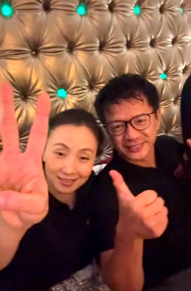 段奕宏参加中戏94班30周年聚会,新发型超抢镜,还和陶虹坐在一起