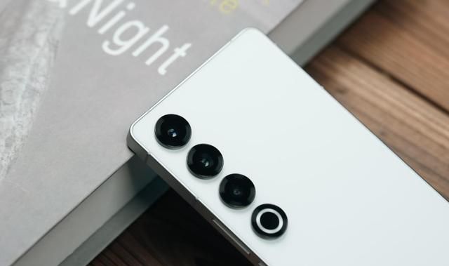 从5399元跌至3299元,2K直屏+512GB,高配旗舰加速退场了