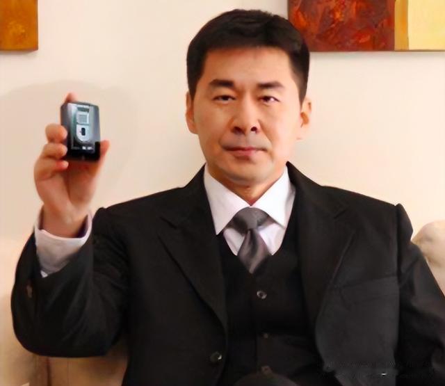 为什么我劝中老年男人:发要短、衣穿简?看这几组对比就明白了