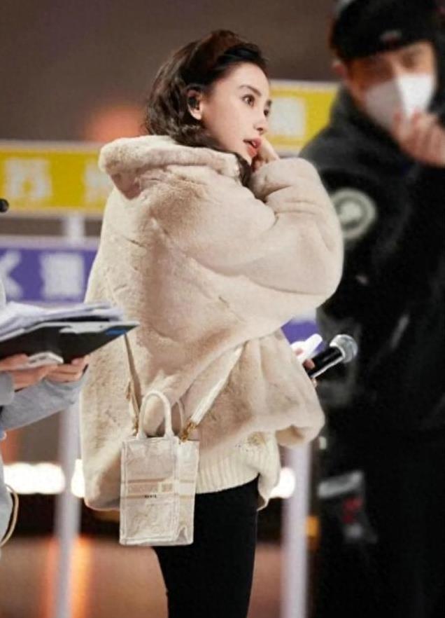 35岁杨颖素颜出镜惊艳！穿羊羔毛配长筒靴嫩似少女，美到快认不出