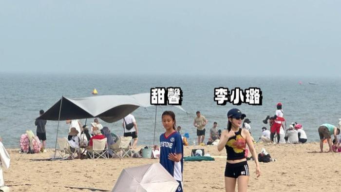 李小璐母女海滩被偶遇，李小璐上围白到发光，曝其在用芝士皂美白