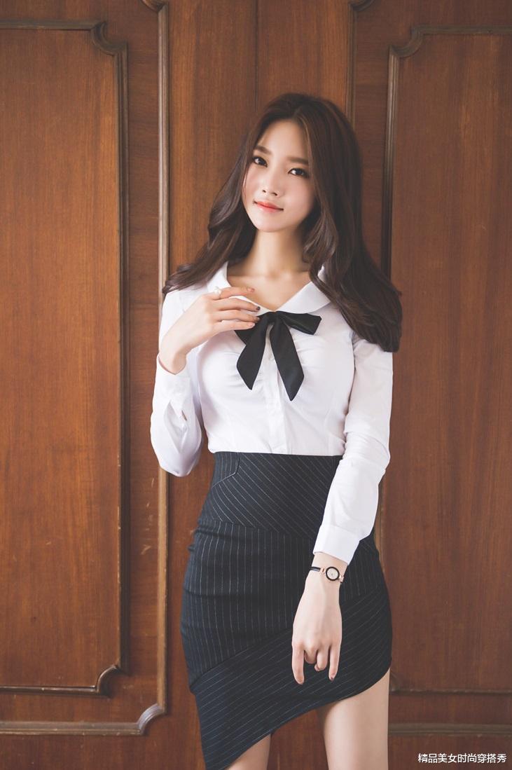 职场女神气质炸裂！条纹西装裙加持，白色衬衣展现可爱萌态