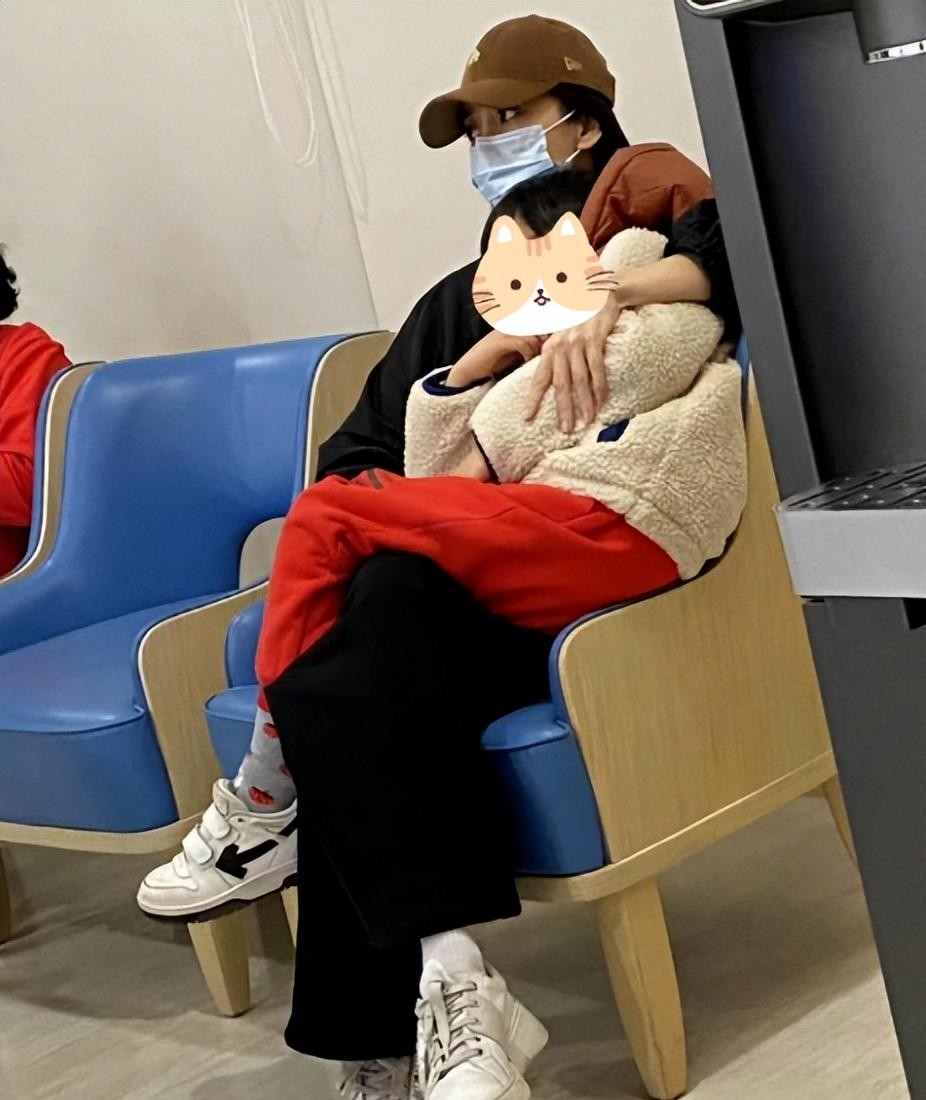 叶柯在上海外滩被偶遇,小腹凸起,没有美颜的镜头很普通