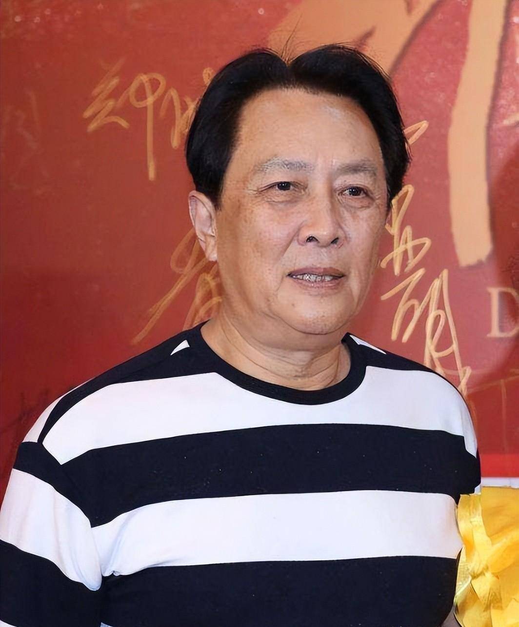 72岁唐国强穿裤衩出门！长腿白皙抢眼，肚腩明显步履阑珊引热议