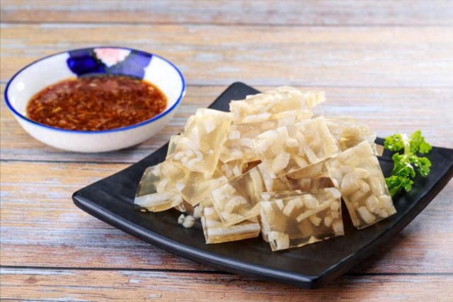 做猪皮冻,不要焯水后直接下锅煮,多做1步,皮冻更透亮,不腥气