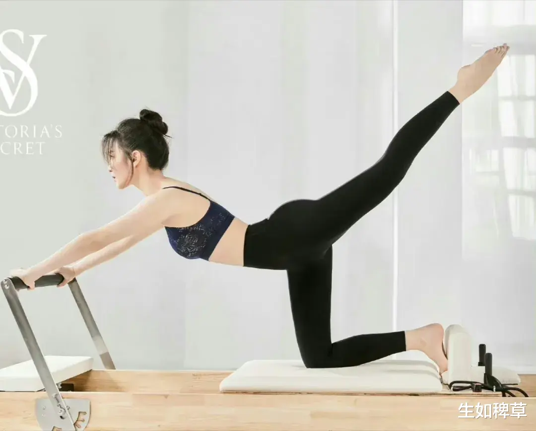 都说瑜伽裤比黑丝更诱人，在王楚然的身上，这句话绝对没错！