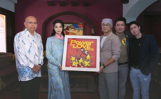 范冰冰和富商跳舞，邮轮扭腰凹造型，游走大佬间，卖力求工作机会