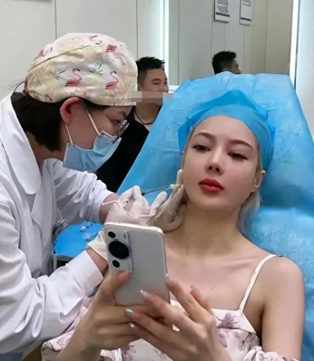 事实证明，奢靡依旧的郭美美，早已和金主男友走上了另一条大道