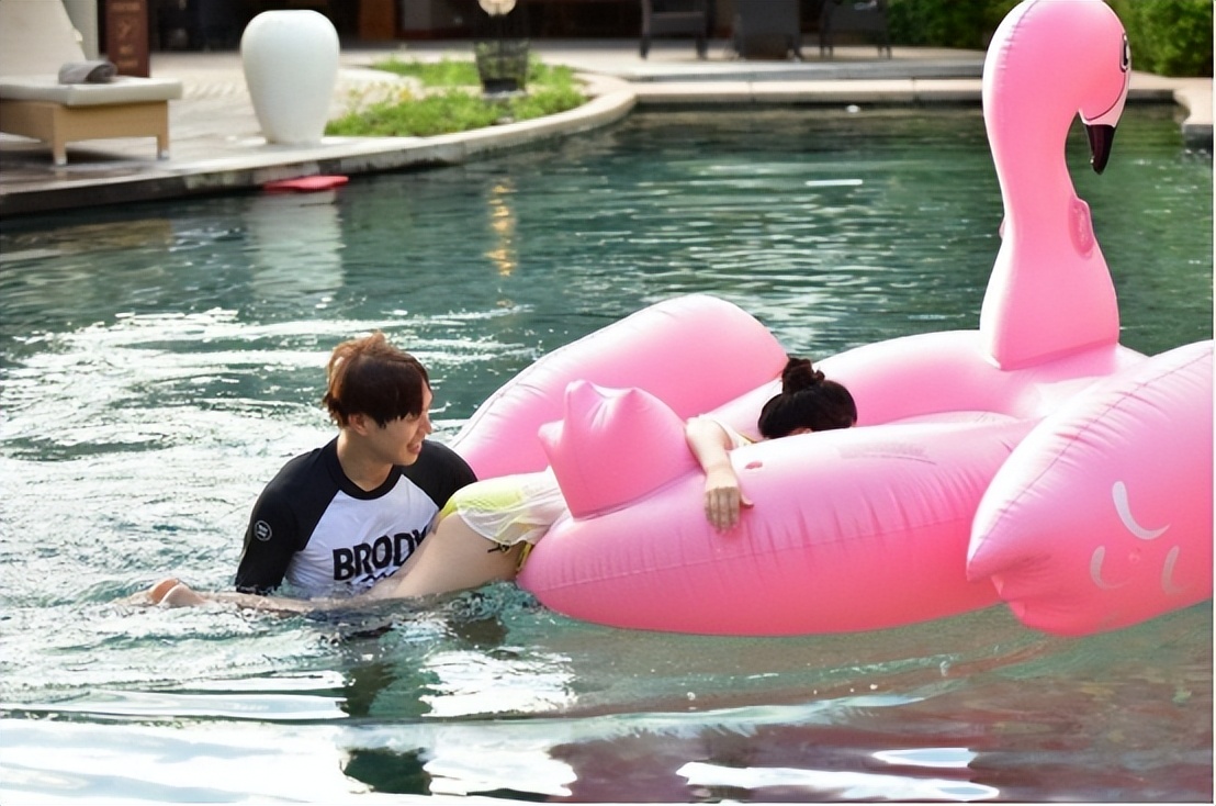 魏大勋让李沁开车，看看李沁掏出了什么？直接把魏大勋吓蒙了