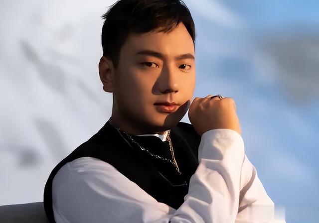 奔跑吧兄弟|31岁登春晚爆红后，他第一件事，就是连夜回家给女儿扫墓