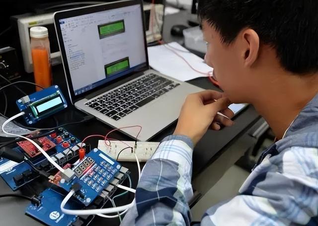 未来不会被人工智能替代的3个专业,第1个无可替代,第3个最稳定