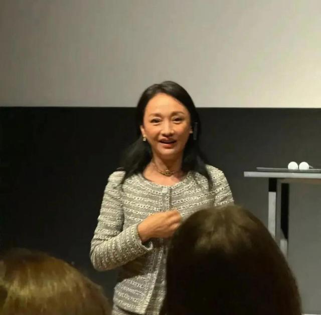 44岁董洁和49岁周迅同框,天然脸与医美脸区别,一目了然