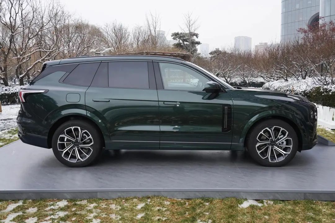 实力强的中大型SUV，555马力+四驱，4.9秒破百油耗仅6升，没人懂