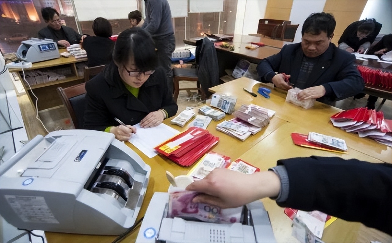 公司通知降薪，员工集体商议“罢工”，次月看到工资条我傻在原地