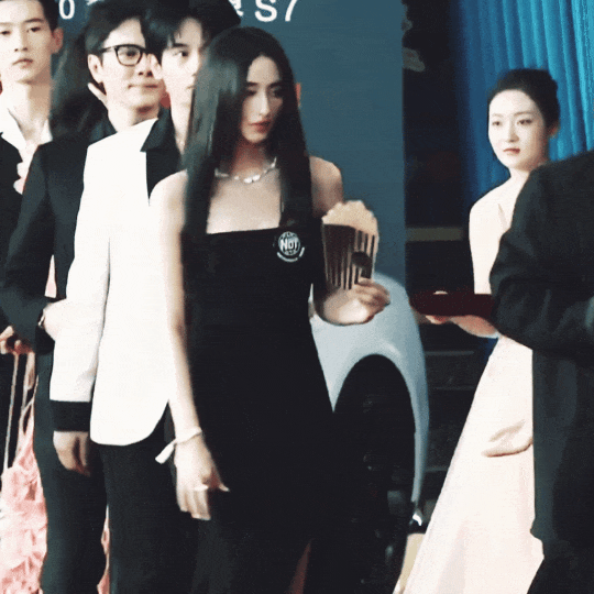 看到张艺谋的新女主角，再看王家卫的李宛妲，有对比才有差距