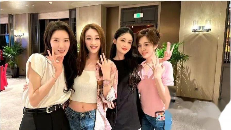 李小冉晒庆余年四美聚会照，肚皮都喝红了，笑称四姐妹又美又会演