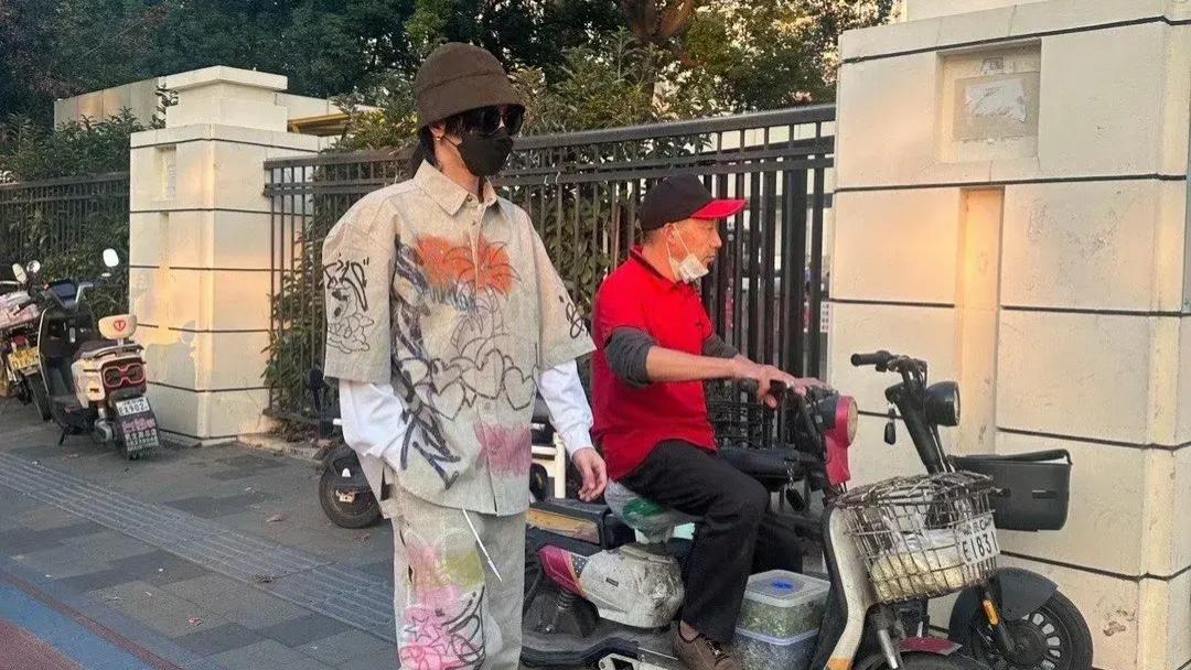 华晨宇演唱会后低调现身武汉街头排队买小吃，粉丝内心忐忑却没打扰