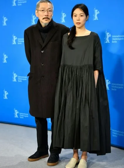 “临产”金敏喜和洪尚秀同行前往德国，“孕肚明显”抢镜