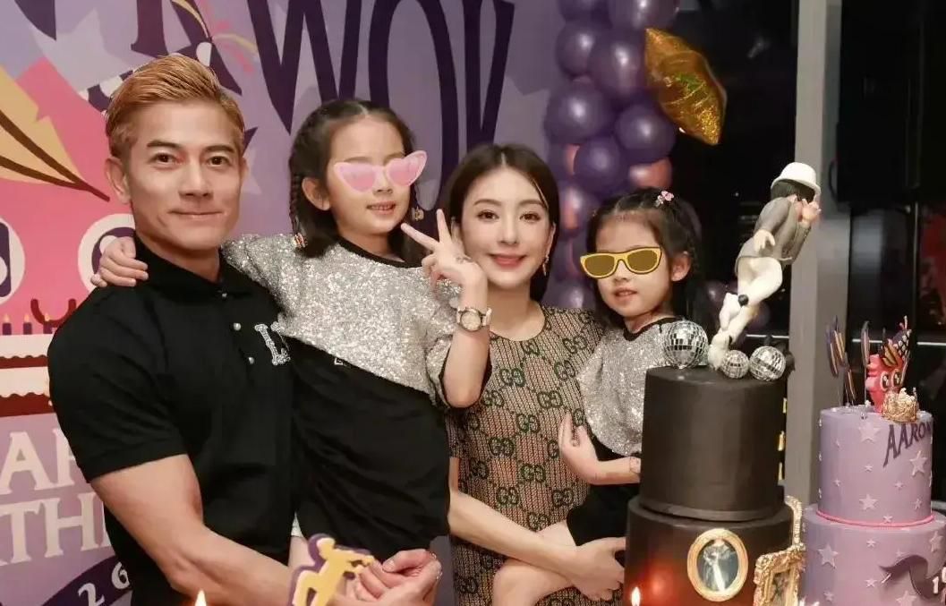 郭富城元旦陪家人看赛马，爱驹夺冠心花怒放，小22岁娇妻美艳动人