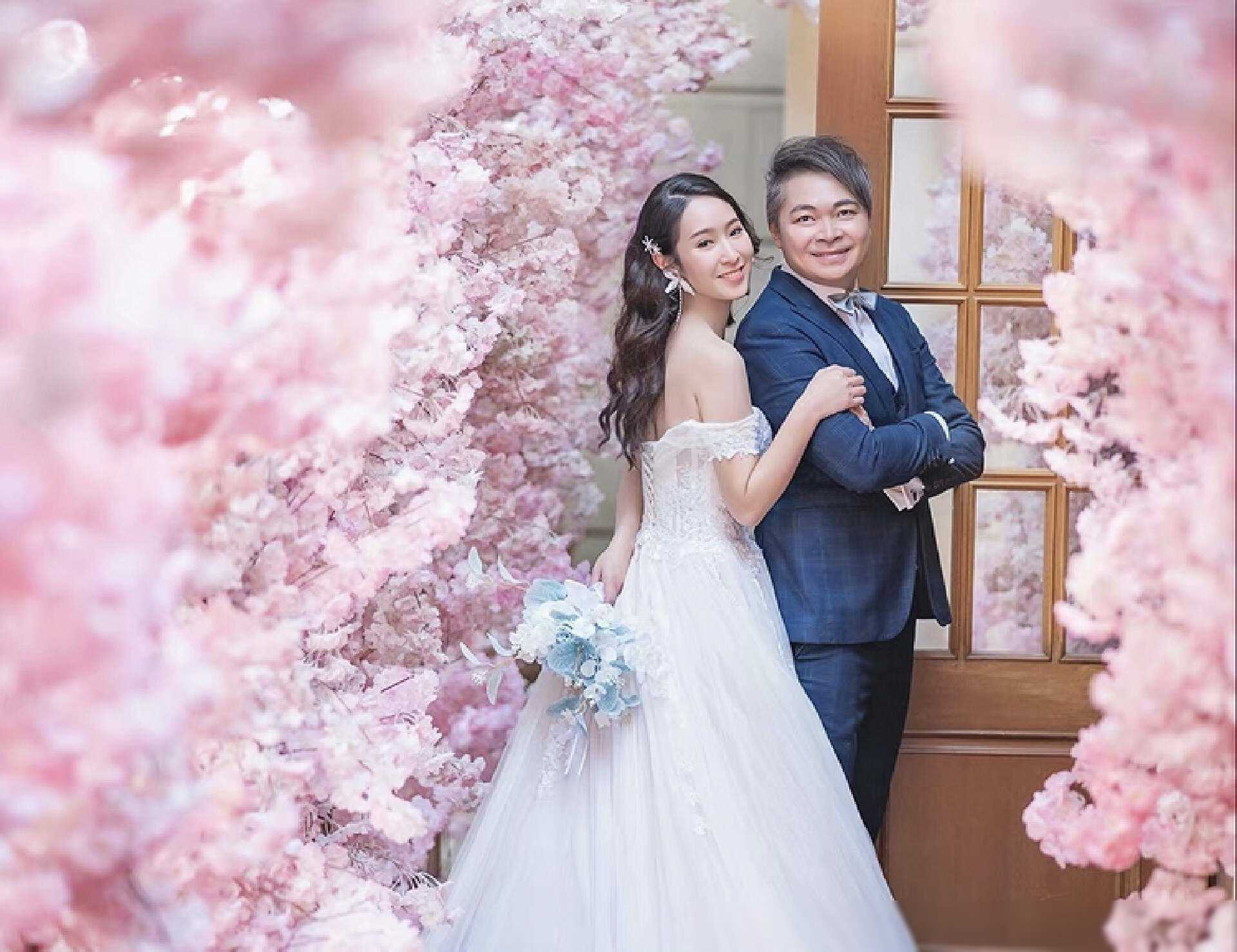 43岁叶璇官宣结婚!婚纱简陋头纱黄,钻戒没钻,趁机卖书太寒酸