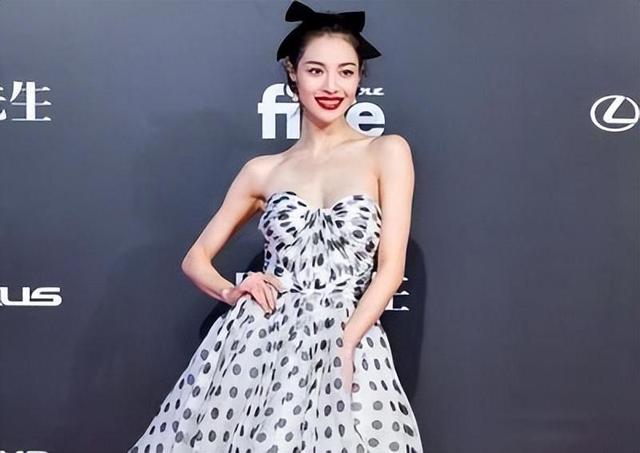 被冯小刚捧红,成龙继续捧,洪金宝准备捧,年纪轻轻被各大佬恩宠