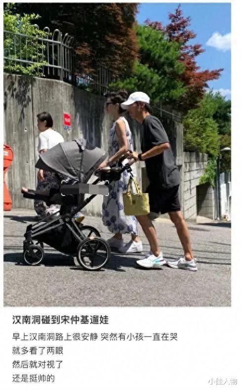 宋仲基一家四口遛弯,妻子容颜不输女明星,儿子皮肤白净好壮实