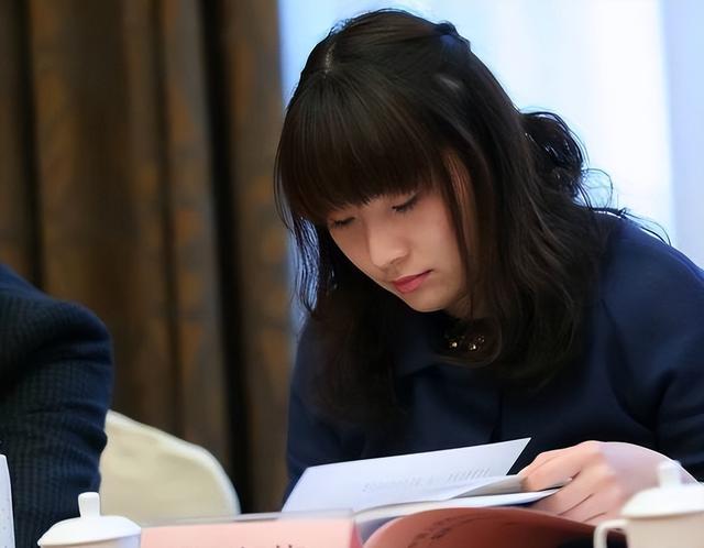 郭晶晶机场偶遇宗馥莉,顺口一叫“宗老板” 宗馥莉的回答让人?