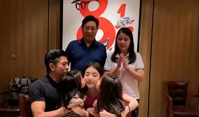 郭富城真孝顺,一家人返回香港,岳父岳母也跟着一起回去香港!