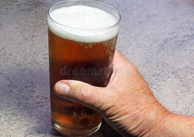 为何肌肉男总拒绝喝酒？白酒和啤酒，非要喝应该选哪种酒？
