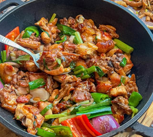 东北女网红去广东点了5道特色菜，怀疑被宰，评论区却一边倒