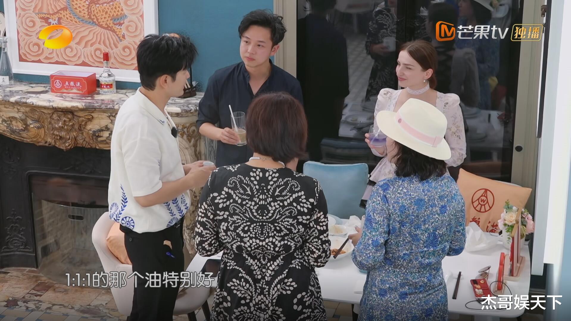 要不是黄晓明太过注重社交礼仪，观众怕是要被《中餐厅》骗惨了