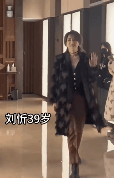 浪姐这一夜,40岁郭碧婷用丰腴圆润的身姿,给白幼瘦审美上了一课