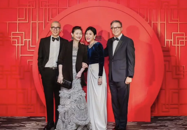 大S年前聚餐私照流出,印堂疑似发黑肚子肿胀,与归宁宴盼若两人