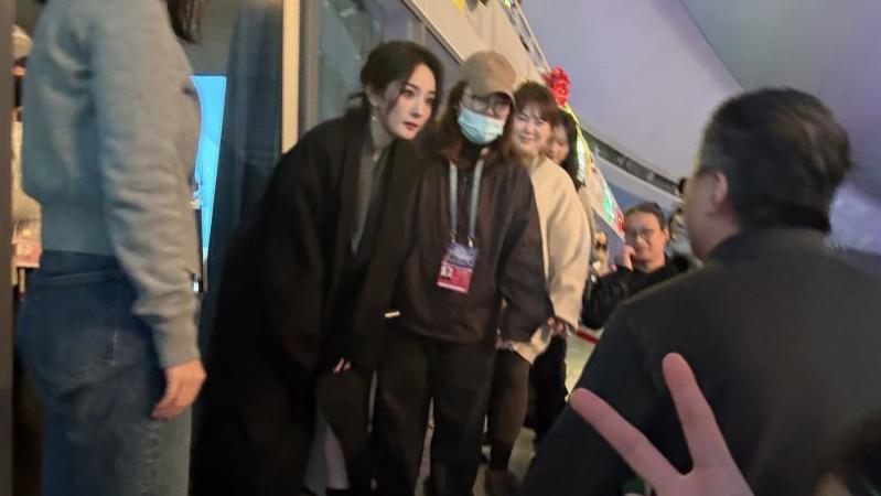 北京这一夜，人情世故、江湖地位，在杨幂和张艺谋这张照片上体现得淋漓尽致