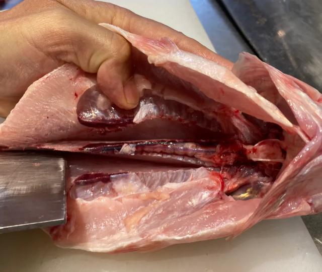 清蒸鲈鱼,鱼鲜肉嫩,老厨师亲授厨艺,原来诀窍有3步,建议收藏