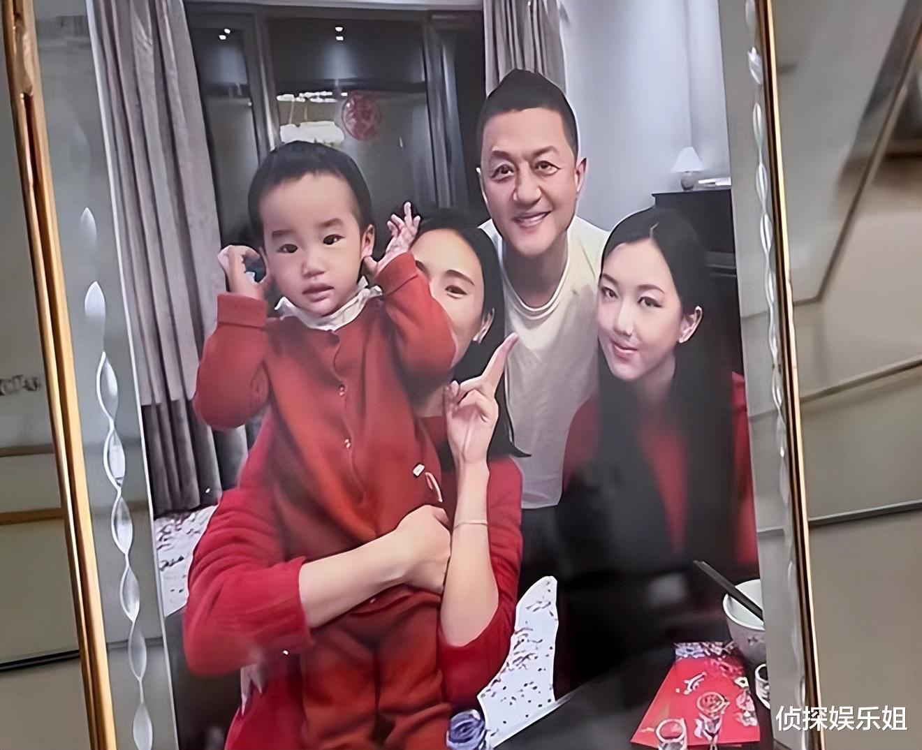 李亚鹏娇妻独自带婆婆妈妈旅行，2岁夏夏成团宠，祖孙三代超有爱