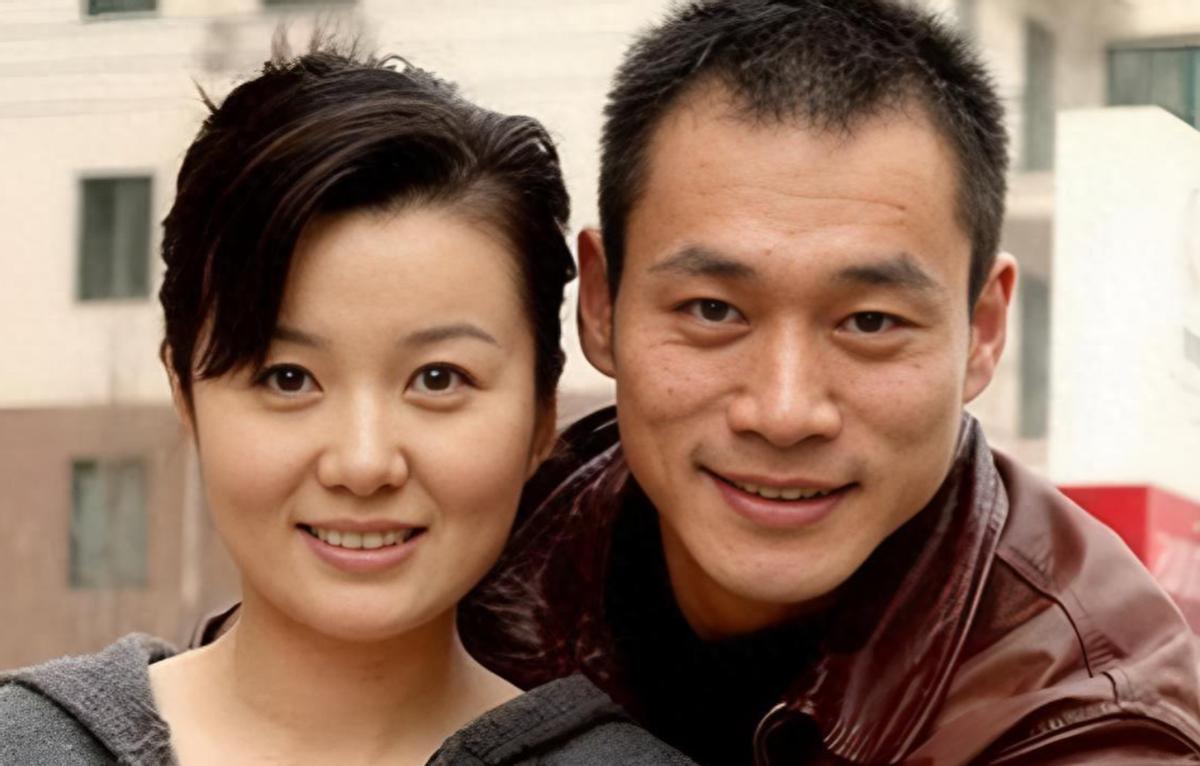 武松丁海峰：娶大自己2岁的初恋，妻子患癌后，为爱在美国砍柴