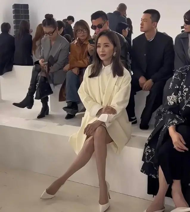 45岁侯佩岑被偶遇,双腿瘦得像“竹竿”,面部皱纹明显苍老了好多