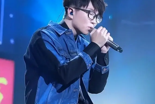 一场演唱会,戳穿了华晨宇“真正实力”:“做法”多年终于上道了