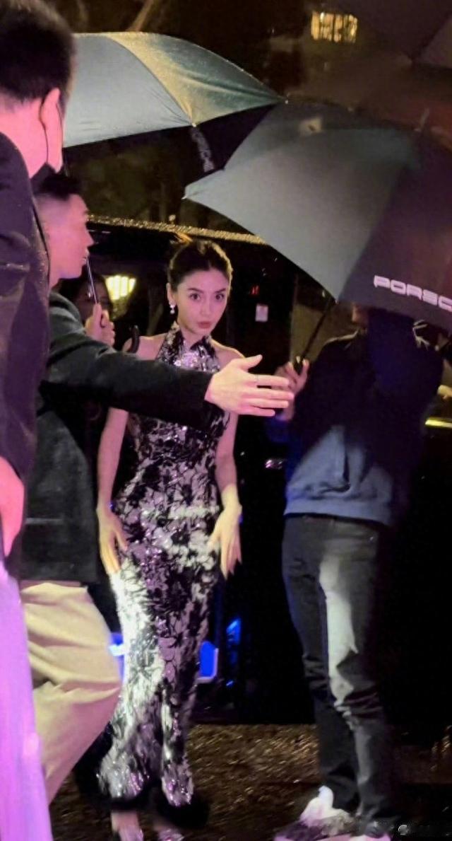 杨颖|杨颖复出：红毯疲惫沧桑！跑男被出局！你会忽略她之前的错误吗？