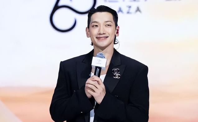 过气了，Rain现身香港演出像健身房开业，网友辣评：这也太油腻了