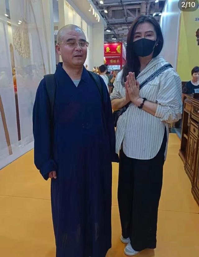 王祖贤罕晒新照!祝大家圣诞新年快乐,模样大变,网友:医美失败