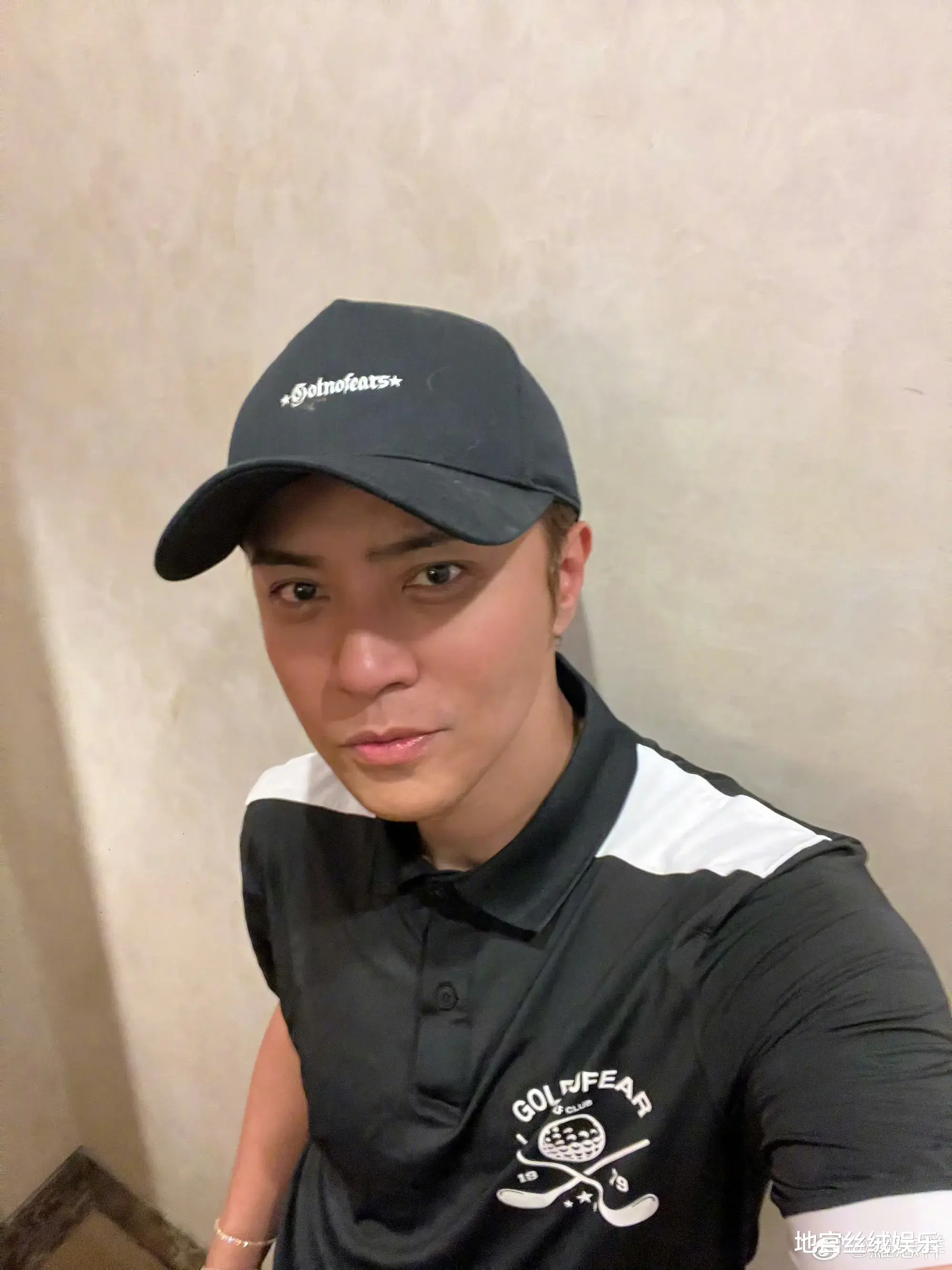 罗志祥整容了?面部僵硬脸肿不自然,发面像蜡像,拍照自证被嘲丑