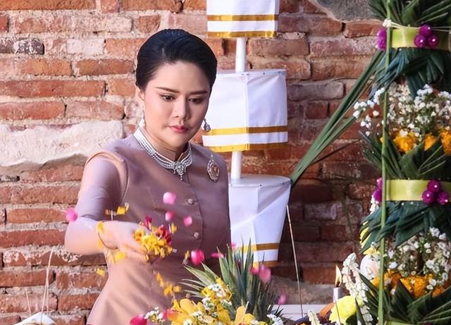 泰王“三位新妃”近照被爆,西内搭首次亮相,五官轮廓水嫩如校花