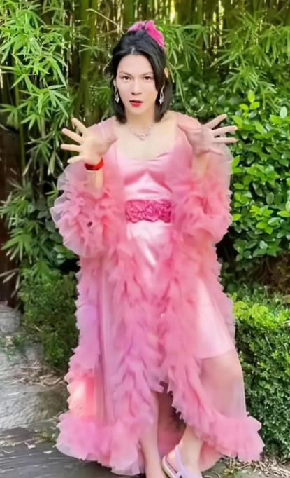 收手吧向佐,没完没了的“秀身材”,再“性感”观众也会腻