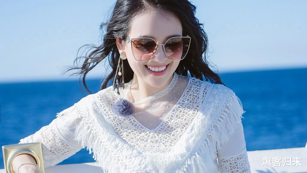 章子怡带儿子参加聚餐，工作带娃两不误，获网友称赞！