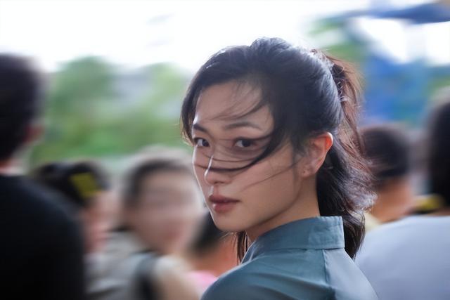 万茜上海出席活动被偶遇，42岁仍像小姐姐，穿长吊带裙披肩气质好