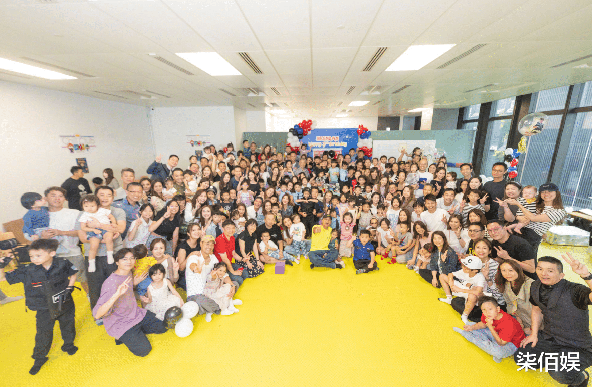 胡杏儿为子庆生，素颜状态像30多岁，51岁老公眉毛剩一半老态明显