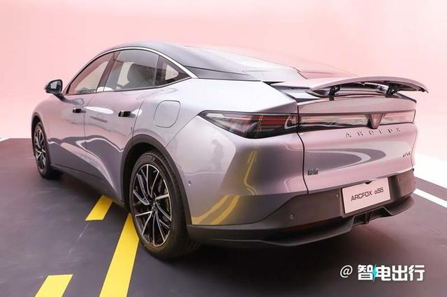 北汽最帅轿跑,极狐阿尔法S5只卖15.18万,还看比亚迪海豹?